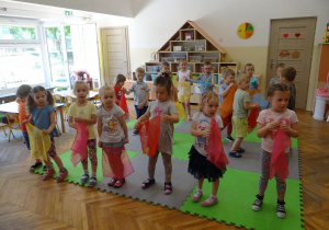 Dzieci tańczą z chustami